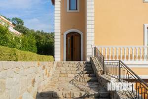 Дом 350м², 3-этажный, посуточно,