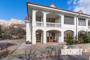 Коттедж 281м², 3-этажный, участок 5 сот.