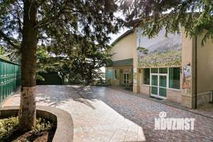 Дом 1500м², 4-этажный, участок 42 сот.