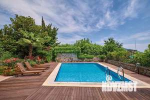 Дом 350м&sup2;, 2-этажный, посуточно, 