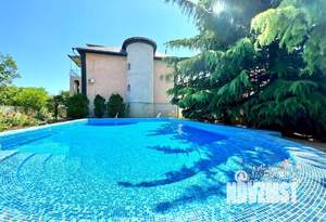 Дом 300м&sup2;, 3-этажный, на длительный срок, 