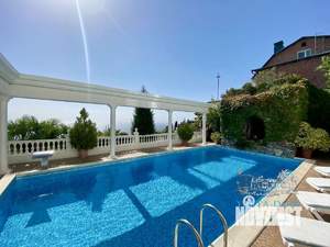 Дом 450м&sup2;, 3-этажный, посуточно, 