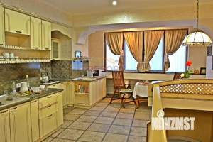 Дом 400м&sup2;, 3-этажный, посуточно, 