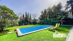 Дом 350м&sup2;, 3-этажный, посуточно, 