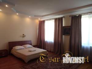 Дом 1000м&sup2;, 3-этажный, посуточно, 