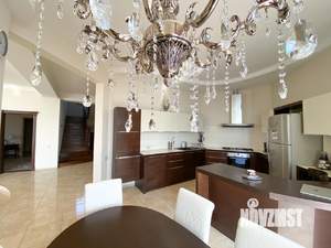 Дом 500м&sup2;, 3-этажный, посуточно, 