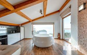 Дом 350м&sup2;, 3-этажный, посуточно, 