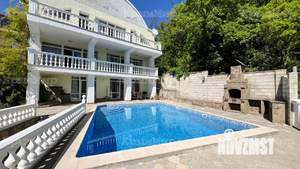 Дом 300м&sup2;, 3-этажный, посуточно, 