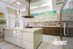 Дом 300м&sup2;, 3-этажный, посуточно, 