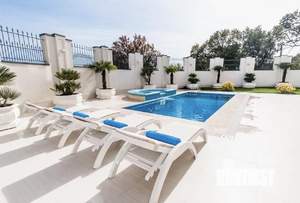 Коттедж 400м&sup2;, 4-этажный, на длительный срок, 