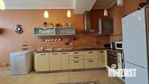 Дом 200м&sup2;, 3-этажный, посуточно, 