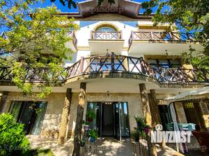 Дом 350м&sup2;, 3-этажный, посуточно, 