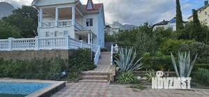 Дом 215м&sup2;, 3-этажный, участок 14 сот.  