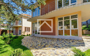 Дом 690м&sup2;, 2-этажный, участок 12 сот.  