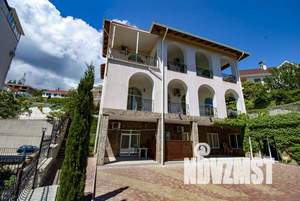 Дом 356м&sup2;, 3-этажный, участок 10 сот.  