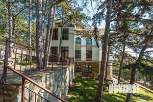 Дом 610м&sup2;, 3-этажный, участок 15 сот.  