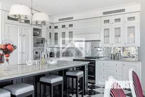 Дом 830м&sup2;, 4-этажный, участок 10 сот.  