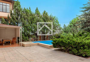 Дом 352м², 3-этажный, участок 10 сот.  