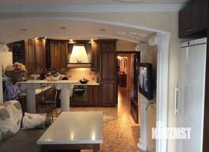 Дом 292м&sup2;, 3-этажный, участок 30 сот.  