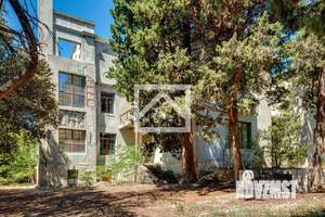 Дом 1157м&sup2;, 3-этажный, участок 20 сот.  