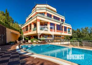 Дом 1307м&sup2;, 4-этажный, участок 50 сот.  