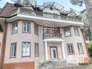 Дом 690м², 3-этажный, участок 13 сот.  