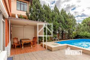 Дом 352м&sup2;, 3-этажный, участок 10 сот.  