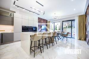 Дом 220м&sup2;, 3-этажный, участок 5 сот.  