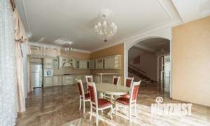 Дом 770м&sup2;, 3-этажный, участок 22 сот.  