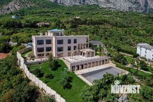 Дом 3270м&sup2;, 4-этажный, участок 110 сот.  