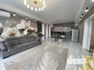 Дом 371м&sup2;, 3-этажный, участок 8 сот.  