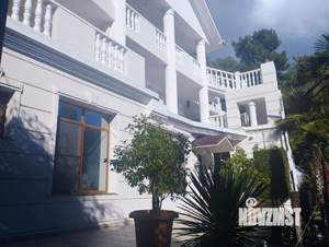 Дом 1700м&sup2;, 3-этажный, участок 13 сот.  