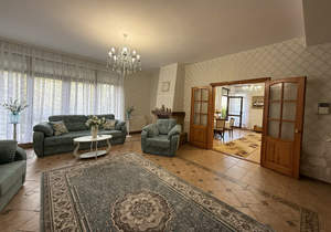 Дом 303м&sup2;, 3-этажный, участок 7 сот.  