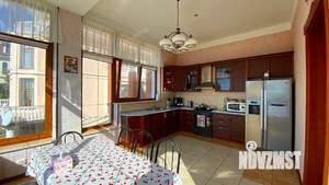 Дом 515м², 3-этажный, участок 10 сот.  