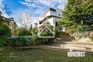 Дом 350м&sup2;, 3-этажный, участок 10 сот.  