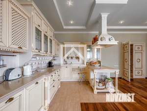 Дом 1000м², 3-этажный, участок 25 сот.  