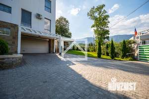 Дом 905м&sup2;, 3-этажный, участок 30 сот.  