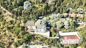 Дом 1292м&sup2;, 4-этажный, участок 40 сот.  