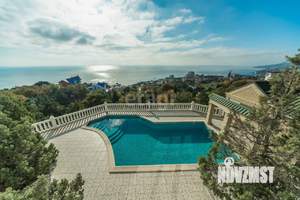 Дом 725м&sup2;, 3-этажный, участок 24 сот.  