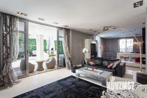 Дом 350м&sup2;, 2-этажный, участок 9 сот.  