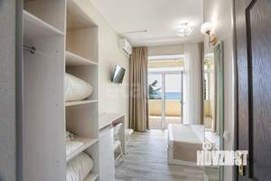 Дом 1200м&sup2;, 3-этажный, участок 30 сот.  