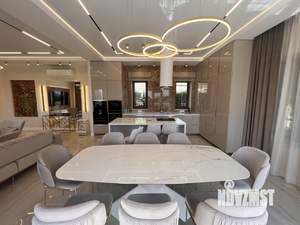 Дом 360м&sup2;, 3-этажный, участок 8 сот.  