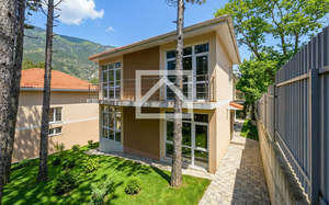 Дом 690м&sup2;, 2-этажный, участок 12 сот.  