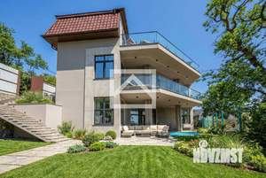 Дом 581м&sup2;, 3-этажный, участок 5 сот.  