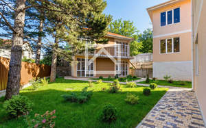 Дом 690м&sup2;, 2-этажный, участок 12 сот.  