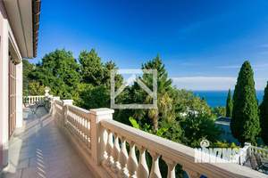 Дом 689м&sup2;, 3-этажный, участок 15 сот.  