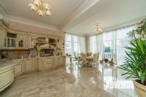 Дом 725м², 3-этажный, участок 24 сот.  