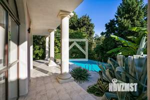 Дом 689м&sup2;, 3-этажный, участок 15 сот.  