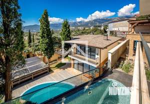 Дом 640м&sup2;, 3-этажный, участок 11 сот.  