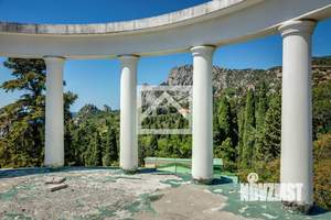 Дом 1157м&sup2;, 3-этажный, участок 20 сот.  